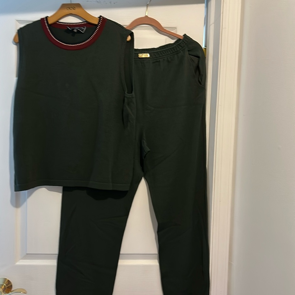 St. John Sport green pants set size L